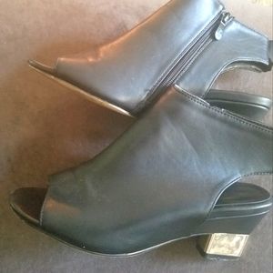 Monroe & Main black shootie